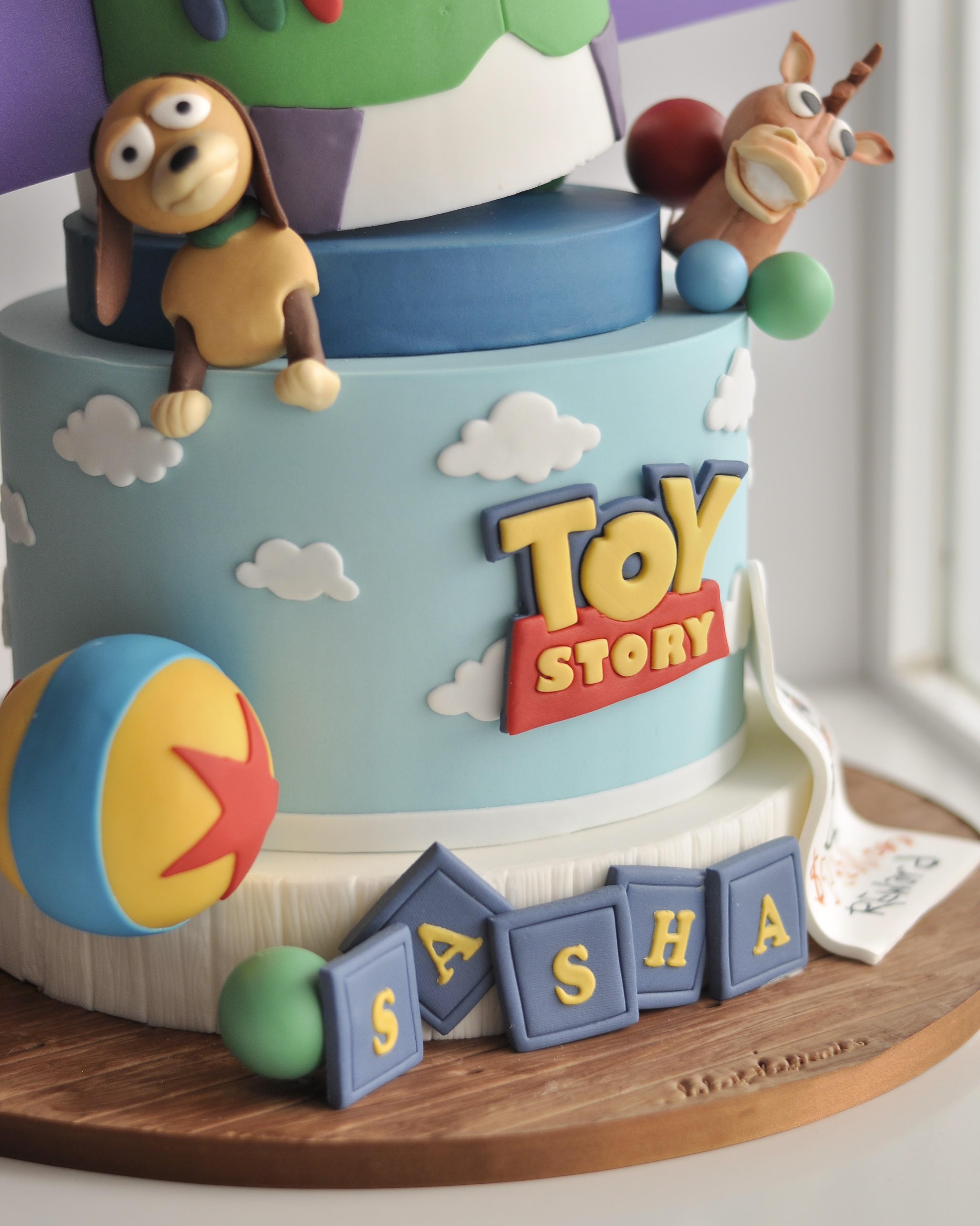 Personajes Toy Story modelados en pasta de azúcar para decorar una tarta