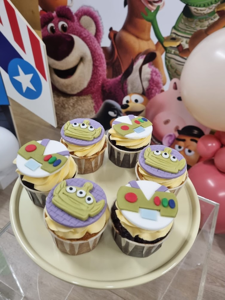 Cupcakes, cakepops y galletas decoradas con temática Toy Story