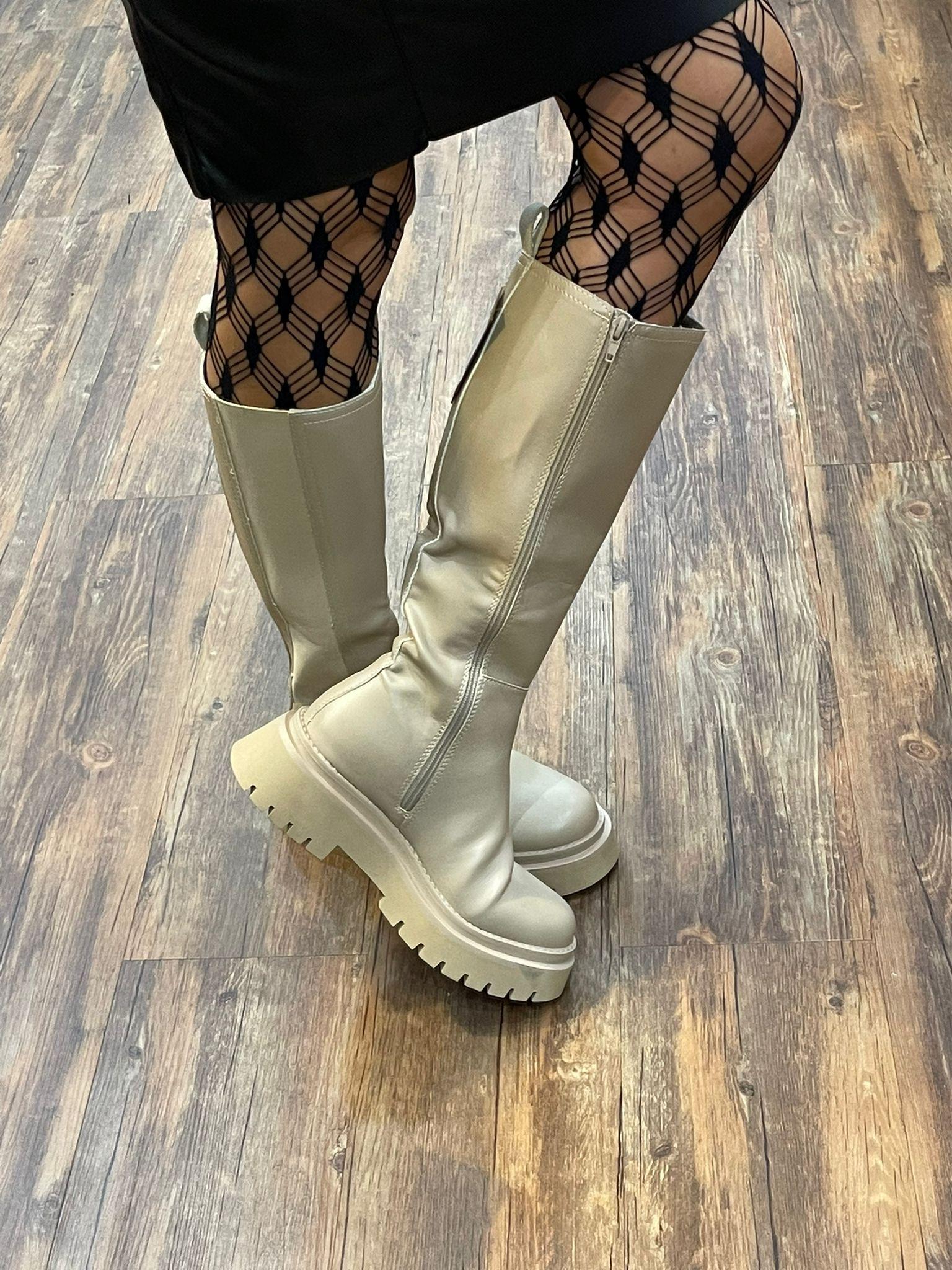 BOTA CHELSEA CON SUELA DENTADA BEIGE 