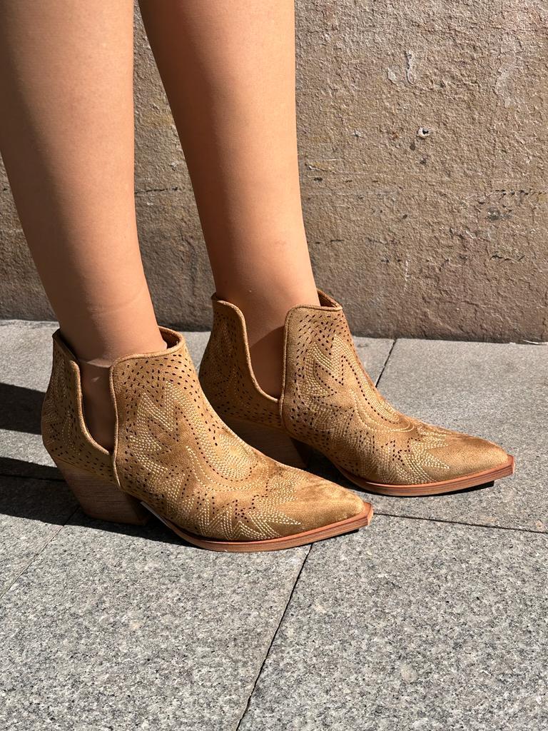 BOTIN DE TACON ESTILO CAMPERA 