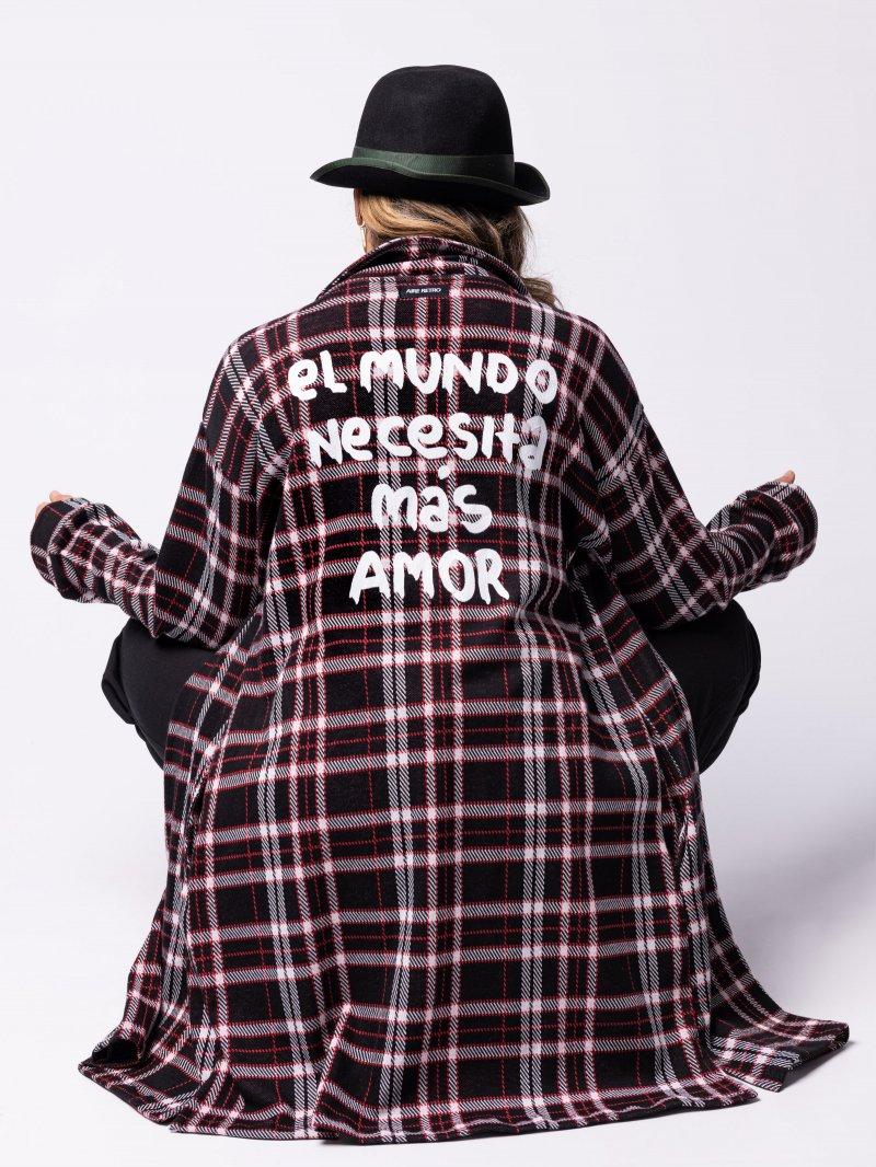 Abrigo/vestido de cuadro clásico con botonadura en frente, bolsillos y serigrafía en espalda.