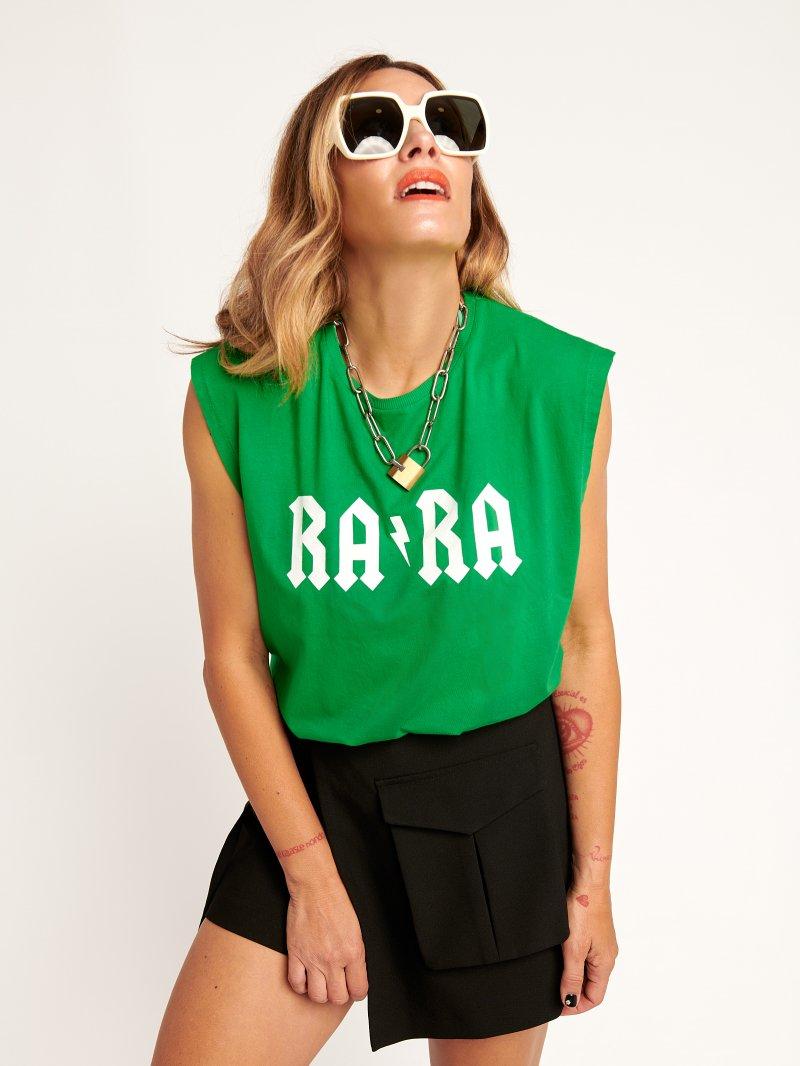 Camiseta chica verde con ilustración RA-RA en el frente, es amplia de sisa.
