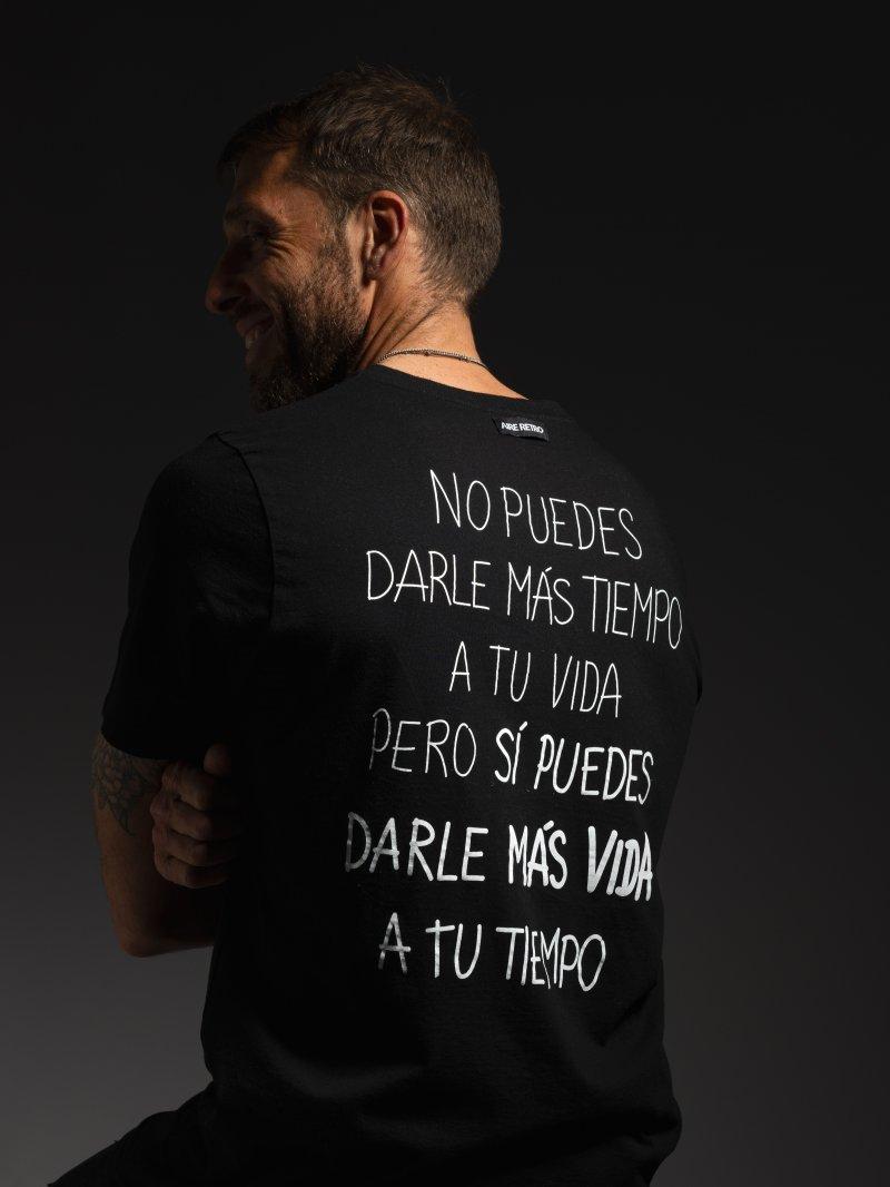 Camiseta entalladita 100% Algodón. Diseñado en España y fabricado en Portugal.